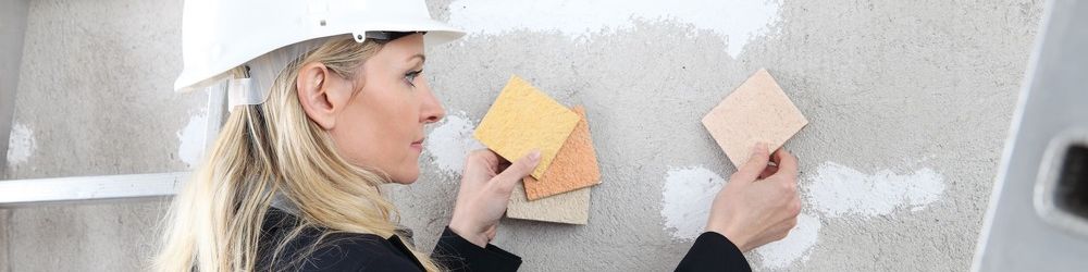 interiorista profesional con casco de seguridad blanco elige colores para pared